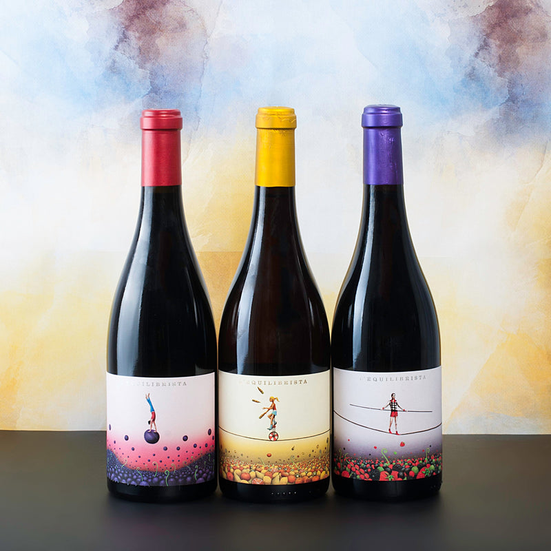這三款酒，L'Equilibrista（左）、Blanc（中）和 Garnatxa（右），在羅伯特·帕克和 Guia Penin 的評分中均獲得了 90 多分。每款酒都有獨特的風味，並在標籤上印有各自的特色。
