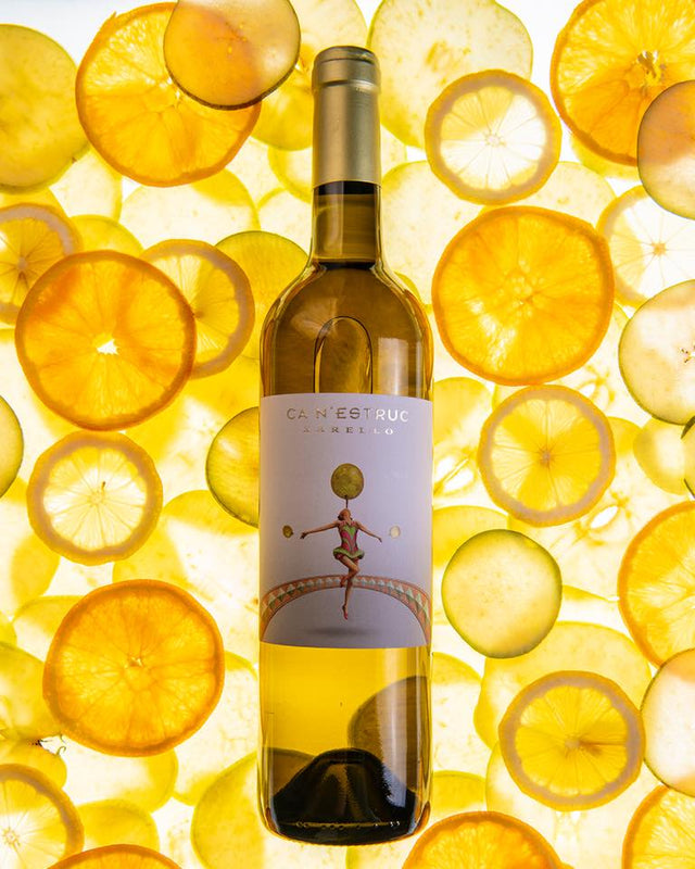 這款酒榮獲羅伯特·帕克和 Guía Peñin 超過80分的評分，完美展現了 Xarel.lo 葡萄的純粹精髓，這是一款結構優雅的老藤葡萄酒。散發著新鮮青蘋果和乾草的芬芳。口感多汁，帶有花香，絲滑綿長。