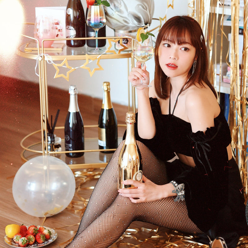 盛裝打扮，盡情享受時尚氣泡酒！品嚐一系列美酒，探索普羅塞克的世界。它們散發出的迷人魅力定會讓您驚嘆不已！與摯愛分享普羅塞克的芬芳，為彼此歡呼。舉杯暢飲，總有理由！